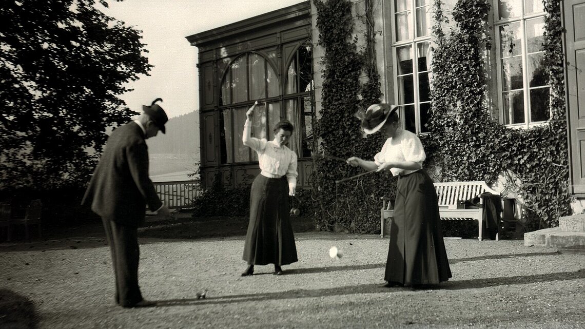 Spielen vor dem Schloss